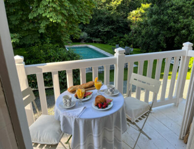 villa-meguinelle_petit-dejeuner_piscine